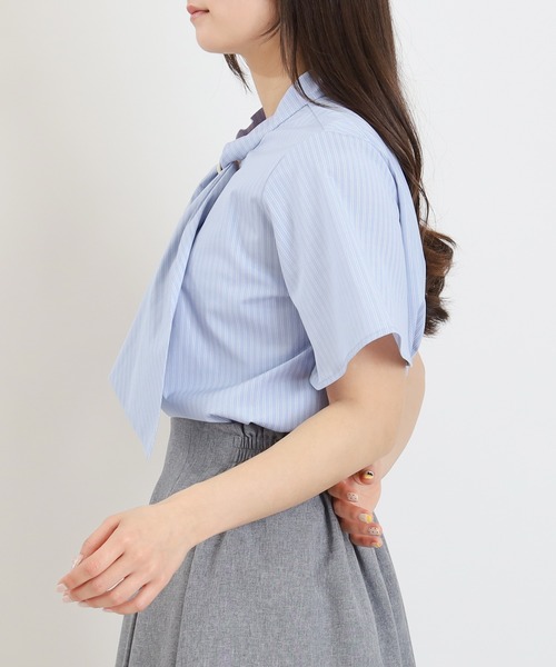 ASTORIA ODIER(アストリアオディール)の「金具リングループボウタイブラウス(半袖/オフィス)(ビジネスシャツ・レディース・ホワイト×ブルー/ホワイト/ホワイト系その他/ネイビー/ブルー/ミント・MEDIUM/LARGE)」の8枚目の写真