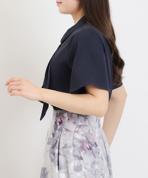 ASTORIA ODIER(アストリアオディール)の「金具リングループボウタイブラウス(半袖/オフィス)(ビジネスシャツ・レディース・ホワイト×ブルー/ホワイト/ホワイト系その他/ネイビー/ブルー/ミント・MEDIUM/LARGE)」の16枚目の写真