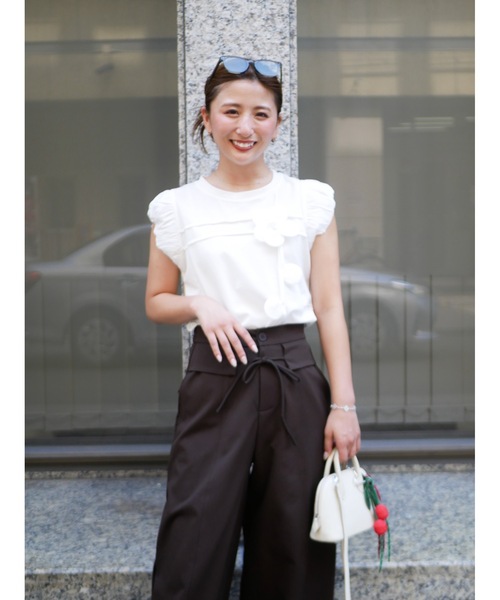 BeBeoD(べベッド)の「フラワーモチーフデザインフリルトップス(Tシャツ/カットソー・レディース・ホワイト/ブラック・フリー)」の1枚目の写真