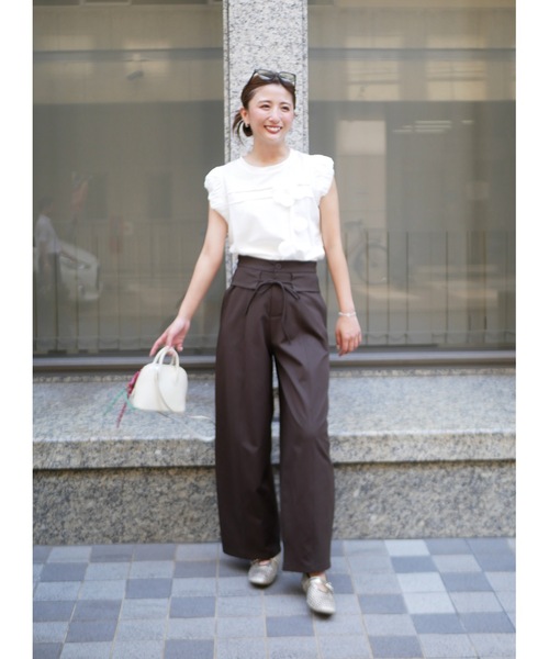 BeBeoD(べベッド)の「フラワーモチーフデザインフリルトップス(Tシャツ/カットソー・レディース・ホワイト/ブラック・フリー)」の5枚目の写真