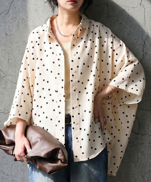 antiqua(アンティカ)の「ドット柄 ドルマン シャツ(シャツ/ブラウス・レディース・アイボリー/ブラック/その他・ONESIZE)」の2枚目の写真