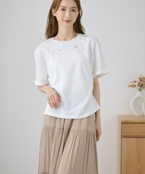 DAYRA(デイラ)の「フラワー 刺繍 ボタン 半袖 Tシャツ(Tシャツ/カットソー・レディース・ホワイト/ブラック・FREE)」の2枚目の写真
