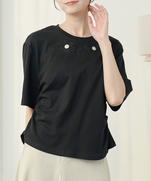 DAYRA(デイラ)の「フラワー 刺繍 ボタン 半袖 Tシャツ(Tシャツ/カットソー・レディース・ホワイト/ブラック・FREE)」の1枚目の写真