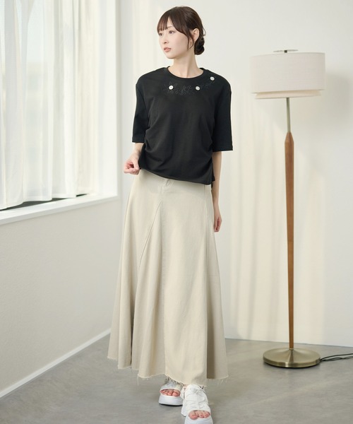 DAYRA(デイラ)の「フラワー 刺繍 ボタン 半袖 Tシャツ(Tシャツ/カットソー・レディース・ホワイト/ブラック・FREE)」の3枚目の写真