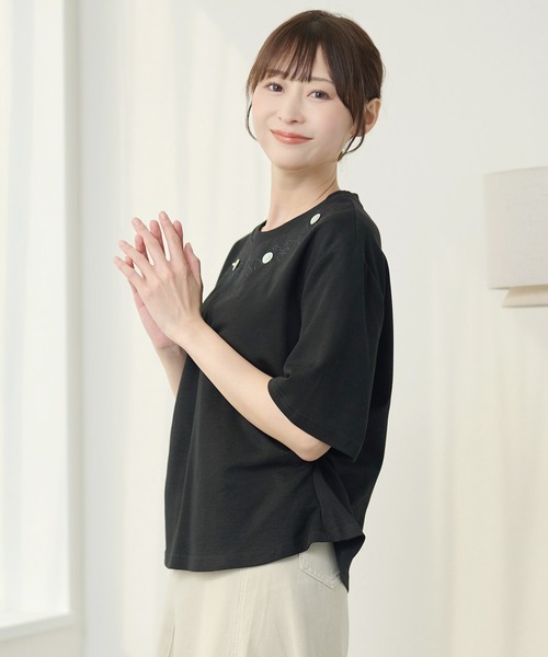 DAYRA(デイラ)の「フラワー 刺繍 ボタン 半袖 Tシャツ(Tシャツ/カットソー・レディース・ホワイト/ブラック・FREE)」の4枚目の写真