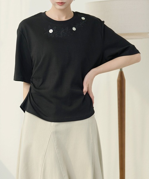 DAYRA(デイラ)の「フラワー 刺繍 ボタン 半袖 Tシャツ(Tシャツ/カットソー・レディース・ホワイト/ブラック・FREE)」の6枚目の写真