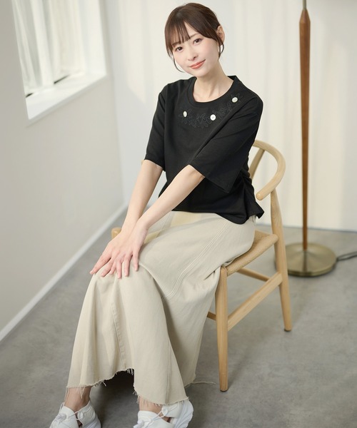 DAYRA(デイラ)の「フラワー 刺繍 ボタン 半袖 Tシャツ(Tシャツ/カットソー・レディース・ホワイト/ブラック・FREE)」の7枚目の写真
