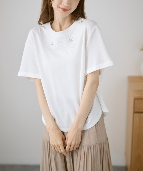 DAYRA(デイラ)の「フラワー 刺繍 ボタン 半袖 Tシャツ(Tシャツ/カットソー・レディース・ホワイト/ブラック・FREE)」の9枚目の写真