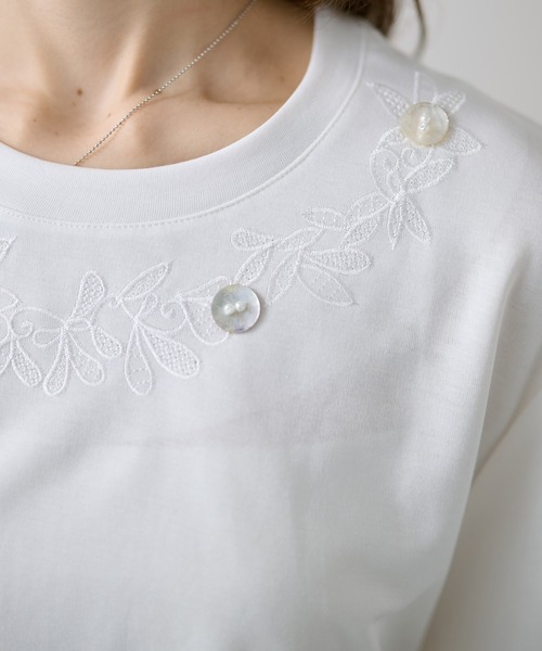 DAYRA(デイラ)の「フラワー 刺繍 ボタン 半袖 Tシャツ(Tシャツ/カットソー・レディース・ホワイト/ブラック・FREE)」の13枚目の写真