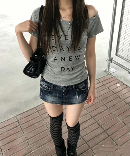MEMECLE（メメクル）の「【 MEMECLE / メメクル 】アイレットロゴワンショルトップス（Tシャツ/カットソー・レディース・ブラック/グレー/ブラウン/ワインレッド/ホワイト・FREE）」の3枚目の写真