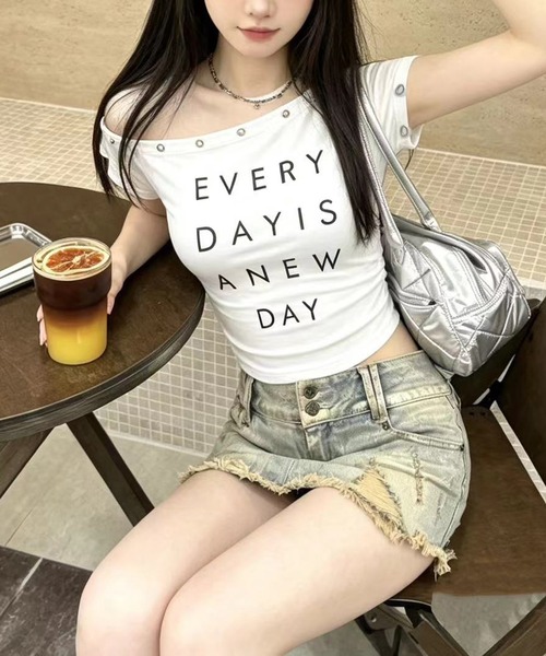 MEMECLE（メメクル）の「【 MEMECLE / メメクル 】アイレットロゴワンショルトップス（Tシャツ/カットソー・レディース・ブラック/グレー/ブラウン/ワインレッド/ホワイト・FREE）」の2枚目の写真