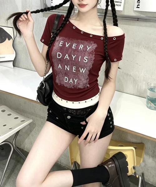 MEMECLE（メメクル）の「【 MEMECLE / メメクル 】アイレットロゴワンショルトップス（Tシャツ/カットソー・レディース・ブラック/グレー/ブラウン/ワインレッド/ホワイト・FREE）」の5枚目の写真