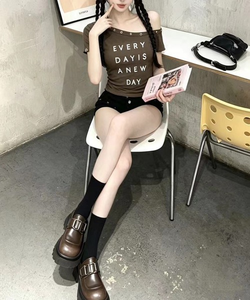 MEMECLE（メメクル）の「【 MEMECLE / メメクル 】アイレットロゴワンショルトップス（Tシャツ/カットソー・レディース・ブラック/グレー/ブラウン/ワインレッド/ホワイト・FREE）」の6枚目の写真