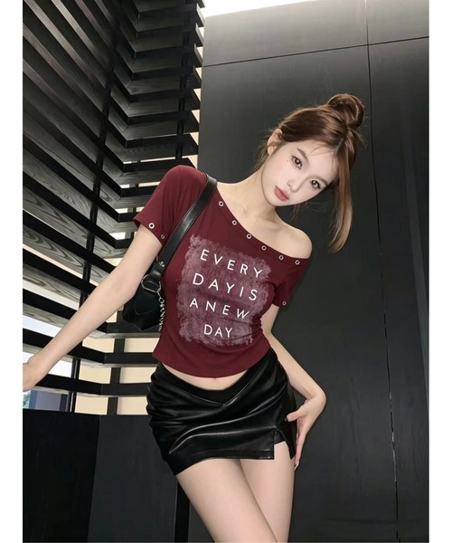 MEMECLE（メメクル）の「【 MEMECLE / メメクル 】アイレットロゴワンショルトップス（Tシャツ/カットソー・レディース・ブラック/グレー/ブラウン/ワインレッド/ホワイト・FREE）」の7枚目の写真