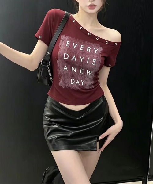 MEMECLE（メメクル）の「【 MEMECLE / メメクル 】アイレットロゴワンショルトップス（Tシャツ/カットソー・レディース・ブラック/グレー/ブラウン/ワインレッド/ホワイト・FREE）」の9枚目の写真
