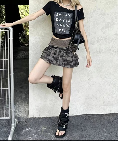 MEMECLE（メメクル）の「【 MEMECLE / メメクル 】アイレットロゴワンショルトップス（Tシャツ/カットソー・レディース・ブラック/グレー/ブラウン/ワインレッド/ホワイト・FREE）」の15枚目の写真