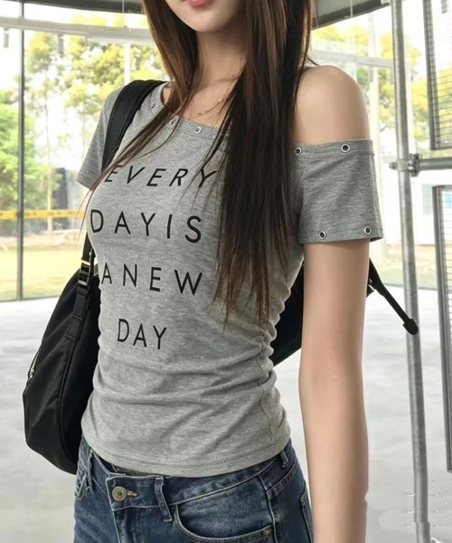 MEMECLE（メメクル）の「【 MEMECLE / メメクル 】アイレットロゴワンショルトップス（Tシャツ/カットソー・レディース・ブラック/グレー/ブラウン/ワインレッド/ホワイト・FREE）」の11枚目の写真