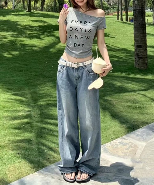 MEMECLE（メメクル）の「【 MEMECLE / メメクル 】アイレットロゴワンショルトップス（Tシャツ/カットソー・レディース・ブラック/グレー/ブラウン/ワインレッド/ホワイト・FREE）」の13枚目の写真
