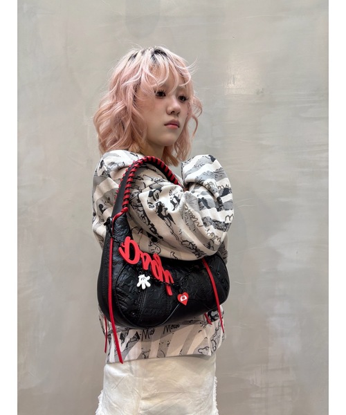 Desigual(デシグアル)の「Disney Appliqué Crescent Hobo Bag/ディズニー アップリケクレセントホーボーバッグ(ハンドバッグ・レディース・ブラック・FREE)」の6枚目の写真