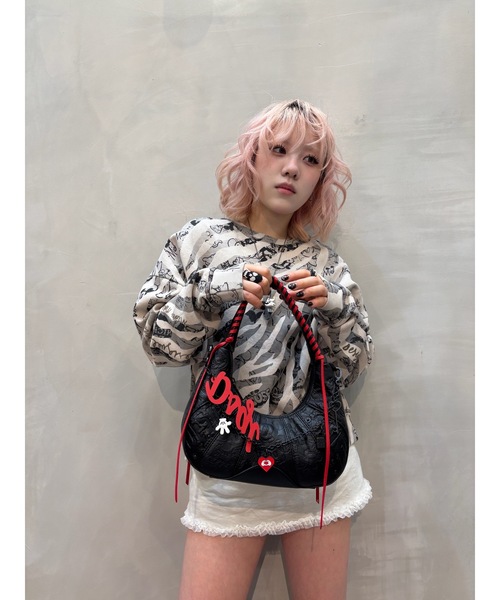 Desigual(デシグアル)の「Disney Appliqué Crescent Hobo Bag/ディズニー アップリケクレセントホーボーバッグ(ハンドバッグ・レディース・ブラック・FREE)」の5枚目の写真