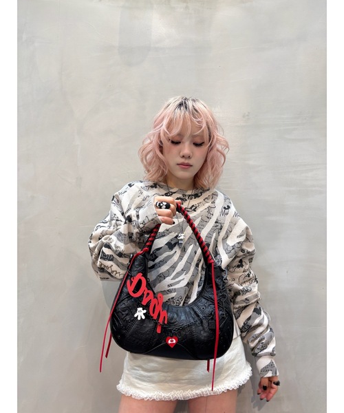 Desigual(デシグアル)の「Disney Appliqué Crescent Hobo Bag/ディズニー アップリケクレセントホーボーバッグ(ハンドバッグ・レディース・ブラック・FREE)」の3枚目の写真