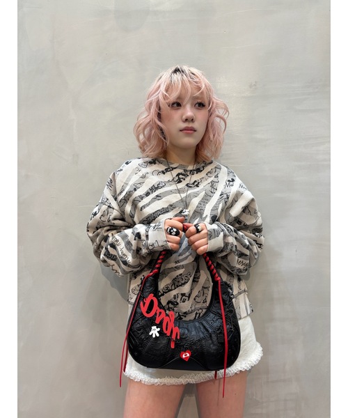 Desigual(デシグアル)の「Disney Appliqué Crescent Hobo Bag/ディズニー アップリケクレセントホーボーバッグ(ハンドバッグ・レディース・ブラック・FREE)」の4枚目の写真