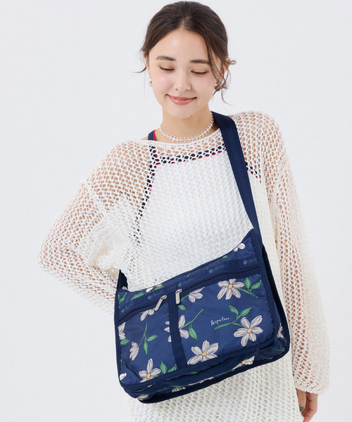 LeSportsac(レスポートサック)の「DELUXE EVERYDAY BAG フローラルブルームズネイビー(ショルダーバッグ・レディース・ブルー・FREE)」の1枚目の写真