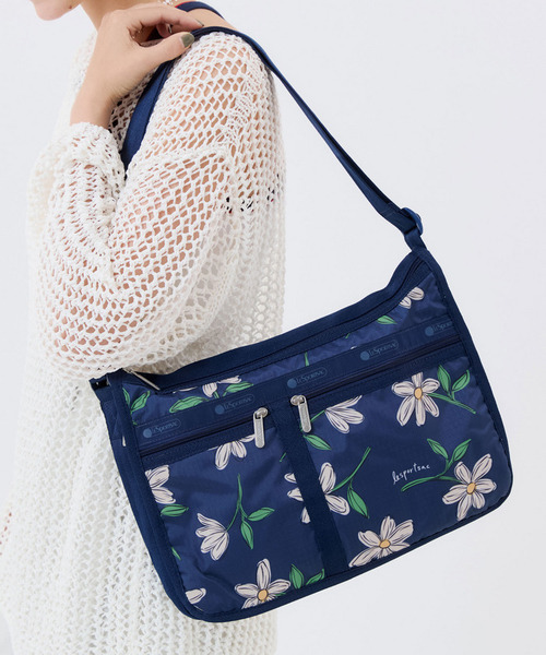 LeSportsac(レスポートサック)の「DELUXE EVERYDAY BAG フローラルブルームズネイビー(ショルダーバッグ・レディース・ブルー・FREE)」の2枚目の写真