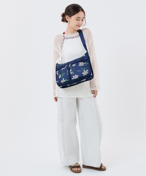 LeSportsac(レスポートサック)の「DELUXE EVERYDAY BAG フローラルブルームズネイビー(ショルダーバッグ・レディース・ブルー・FREE)」の3枚目の写真