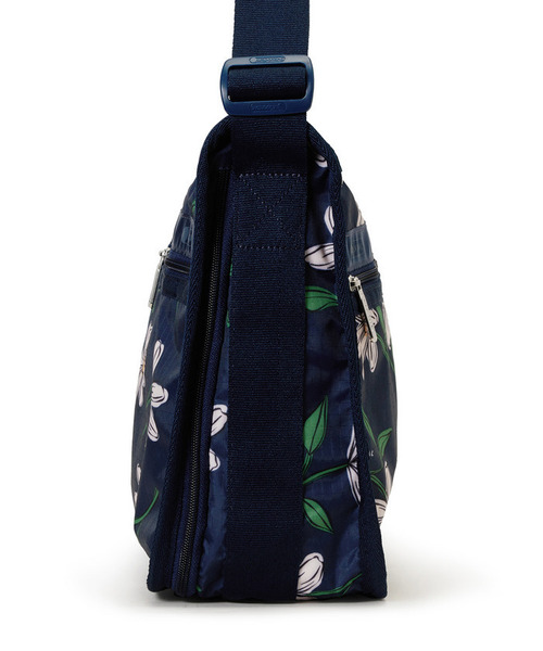 LeSportsac(レスポートサック)の「DELUXE EVERYDAY BAG フローラルブルームズネイビー(ショルダーバッグ・レディース・ブルー・FREE)」の5枚目の写真
