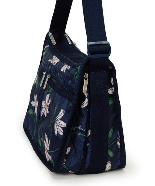 LeSportsac(レスポートサック)の「DELUXE EVERYDAY BAG フローラルブルームズネイビー(ショルダーバッグ・レディース・ブルー・FREE)」の6枚目の写真