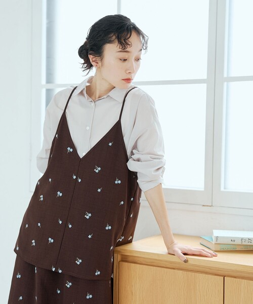 coen(コーエン)の「【セットアップ対応】フラワー刺繍 2wayキャミソールチュニックビスチェ(キャミソール・レディース・ダークブラウン/ブラック・FREE)」の1枚目の写真