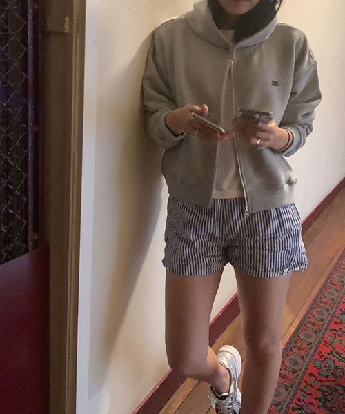 haag（ヘイグ）の「a zip-up hoodie (grey)（パーカー・レディース・その他・FREE）」の2枚目の写真