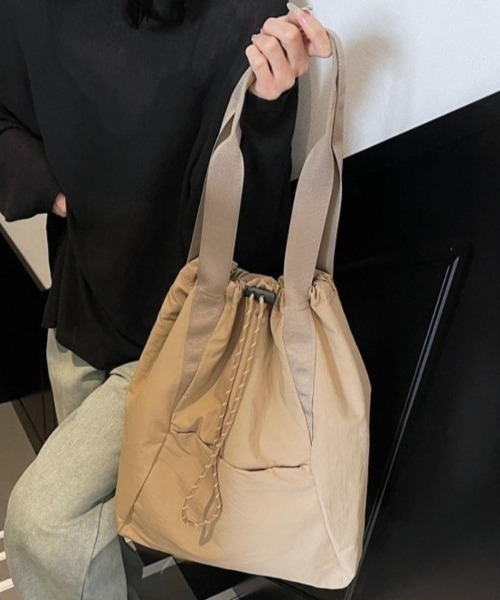 maison de LATIR(メゾンドラティール)の「A4対応&大容量なのに軽量。毎日使えるナイロンショルダーバッグ(ショルダーバッグ・レディース・ホワイト/ブラック/ブラウン/カーキ・FREE)」の1枚目の写真