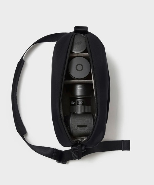 ESTNATION(エストネーション)の「Urth / Urth Dolomite 8L Camera Sling(ショルダーバッグ・メンズ・ライトブラウン・FREE)」の3枚目の写真