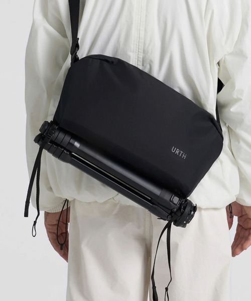 ESTNATION(エストネーション)の「Urth / Urth Dolomite 8L Camera Sling(ショルダーバッグ・メンズ・ライトブラウン・FREE)」の4枚目の写真