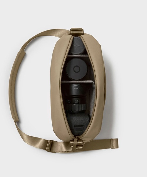 ESTNATION(エストネーション)の「Urth / Urth Dolomite 8L Camera Sling(ショルダーバッグ・メンズ・ライトブラウン・FREE)」の5枚目の写真