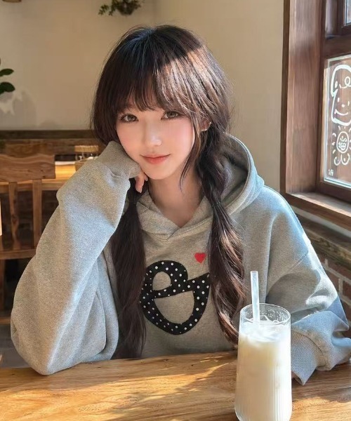 Achic(アシック)の「ドットロゴハート刺繍フーディー(パーカー・レディース・ネイビー/グレー・M)」の13枚目の写真
