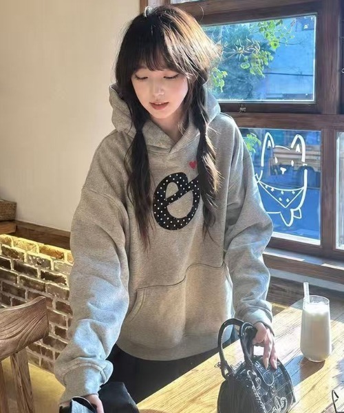 Achic(アシック)の「ドットロゴハート刺繍フーディー(パーカー・レディース・ネイビー/グレー・M)」の14枚目の写真