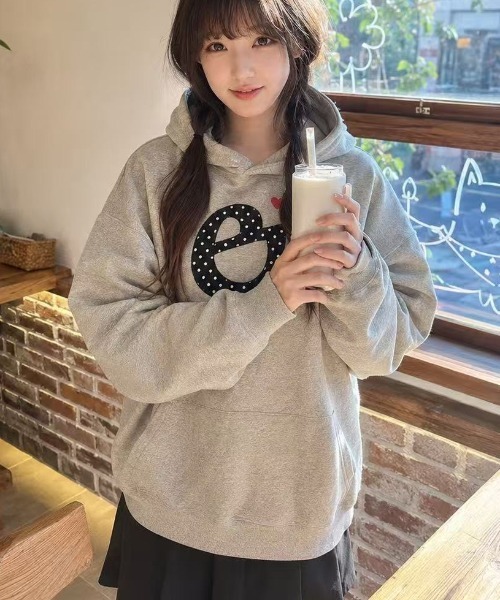 Achic(アシック)の「ドットロゴハート刺繍フーディー(パーカー・レディース・ネイビー/グレー・M)」の12枚目の写真