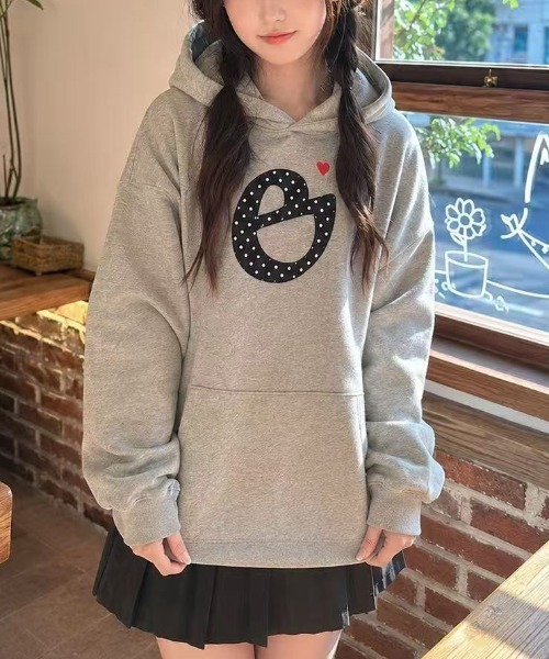 Achic(アシック)の「ドットロゴハート刺繍フーディー(パーカー・レディース・ネイビー/グレー・M)」の16枚目の写真