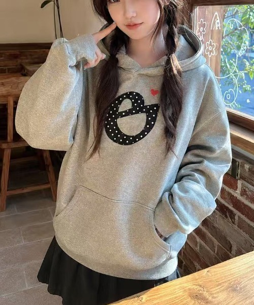 Achic(アシック)の「ドットロゴハート刺繍フーディー(パーカー・レディース・ネイビー/グレー・M)」の17枚目の写真