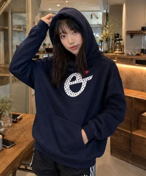 Achic(アシック)の「ドットロゴハート刺繍フーディー(パーカー・レディース・ネイビー/グレー・M)」の4枚目の写真