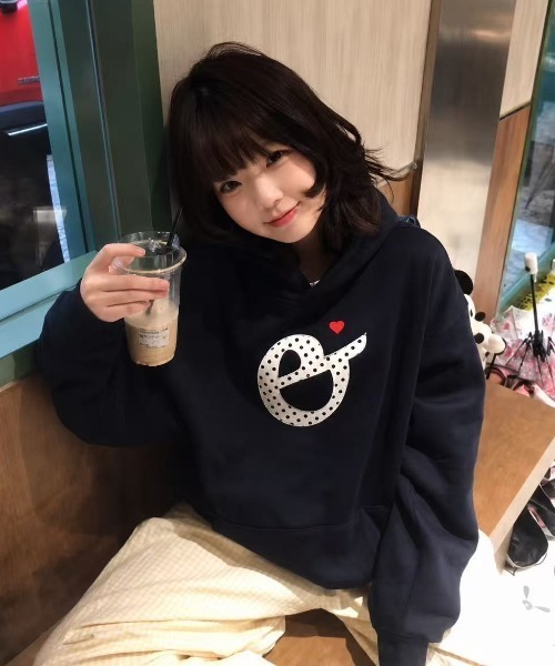 Achic(アシック)の「ドットロゴハート刺繍フーディー(パーカー・レディース・ネイビー/グレー・M)」の5枚目の写真