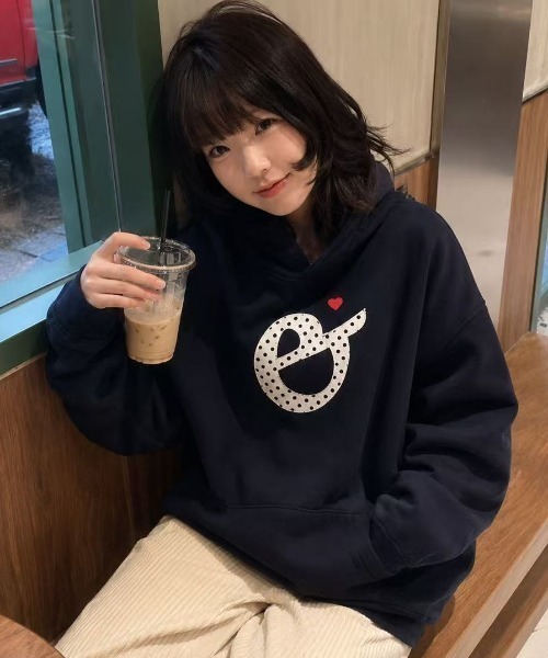 Achic(アシック)の「ドットロゴハート刺繍フーディー(パーカー・レディース・ネイビー/グレー・M)」の9枚目の写真