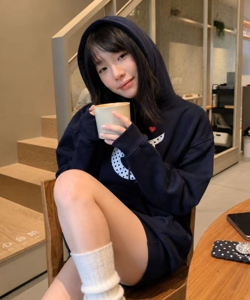 Achic(アシック)の「ドットロゴハート刺繍フーディー(パーカー・レディース・ネイビー/グレー・M)」の6枚目の写真