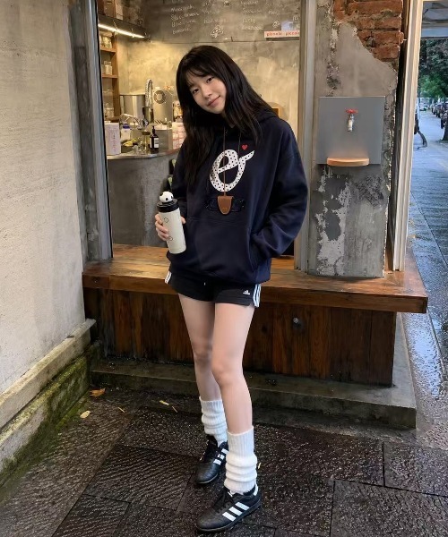 Achic(アシック)の「ドットロゴハート刺繍フーディー(パーカー・レディース・ネイビー/グレー・M)」の3枚目の写真