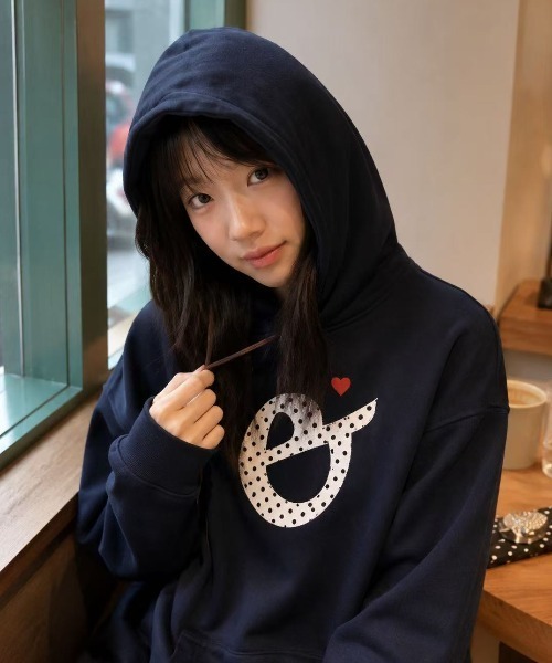 Achic(アシック)の「ドットロゴハート刺繍フーディー(パーカー・レディース・ネイビー/グレー・M)」の10枚目の写真