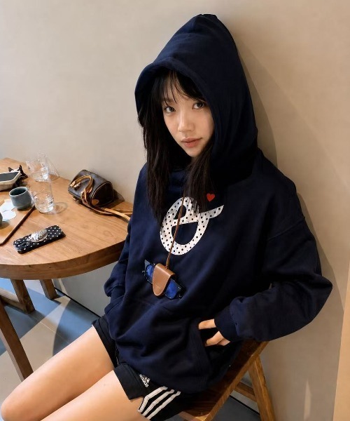 Achic(アシック)の「ドットロゴハート刺繍フーディー(パーカー・レディース・ネイビー/グレー・M)」の7枚目の写真