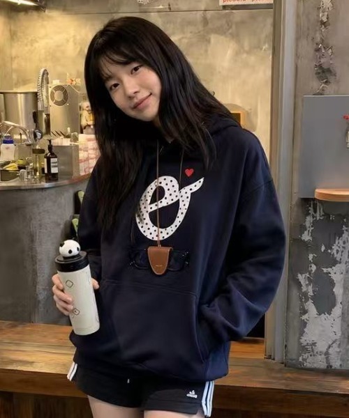 Achic(アシック)の「ドットロゴハート刺繍フーディー(パーカー・レディース・ネイビー/グレー・M)」の11枚目の写真